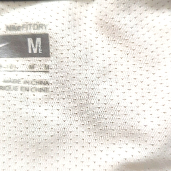 Women's NIKE light weight workout tank. - Picture 10 of 12